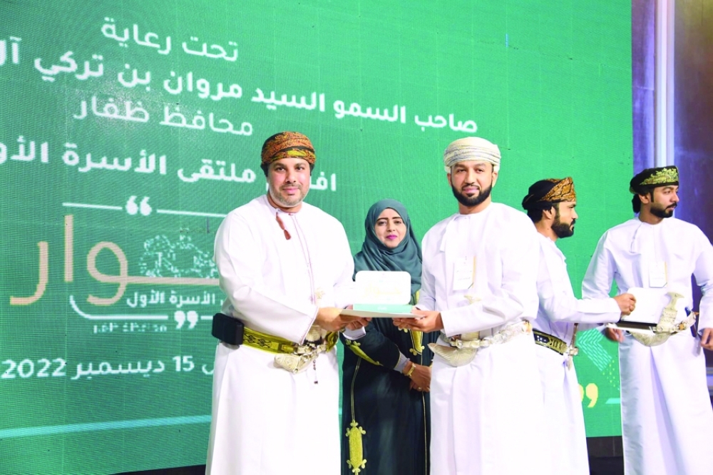 تكريم الجهات المنظمة والمسؤولين بملتقى الأسرة