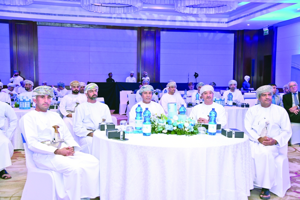 راعي الحفل والحضور خلال تدشين المحطة أمس. 