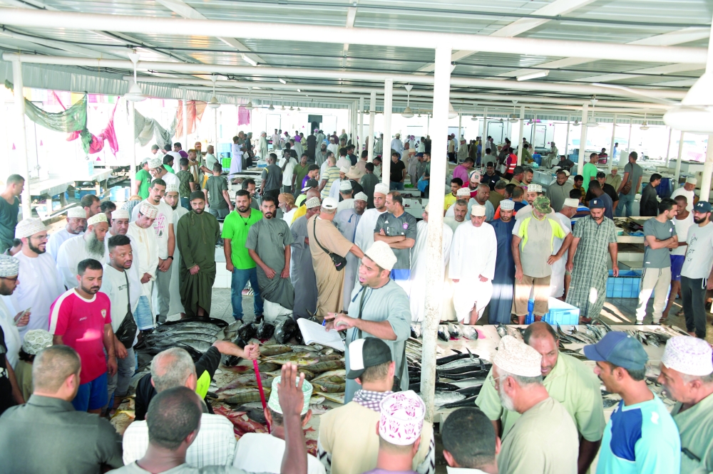 جانب من المناداة في سوق الأسماك بالسيب