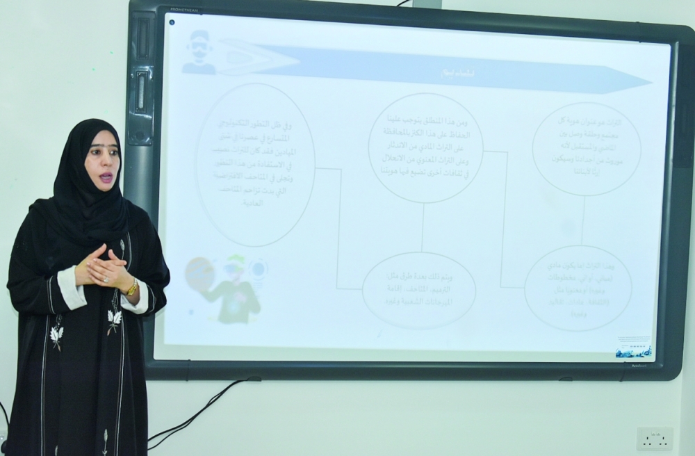المحاضرة وهي تقدم برنامج التربية على المواطنة  في وزارة التربية والتعليم