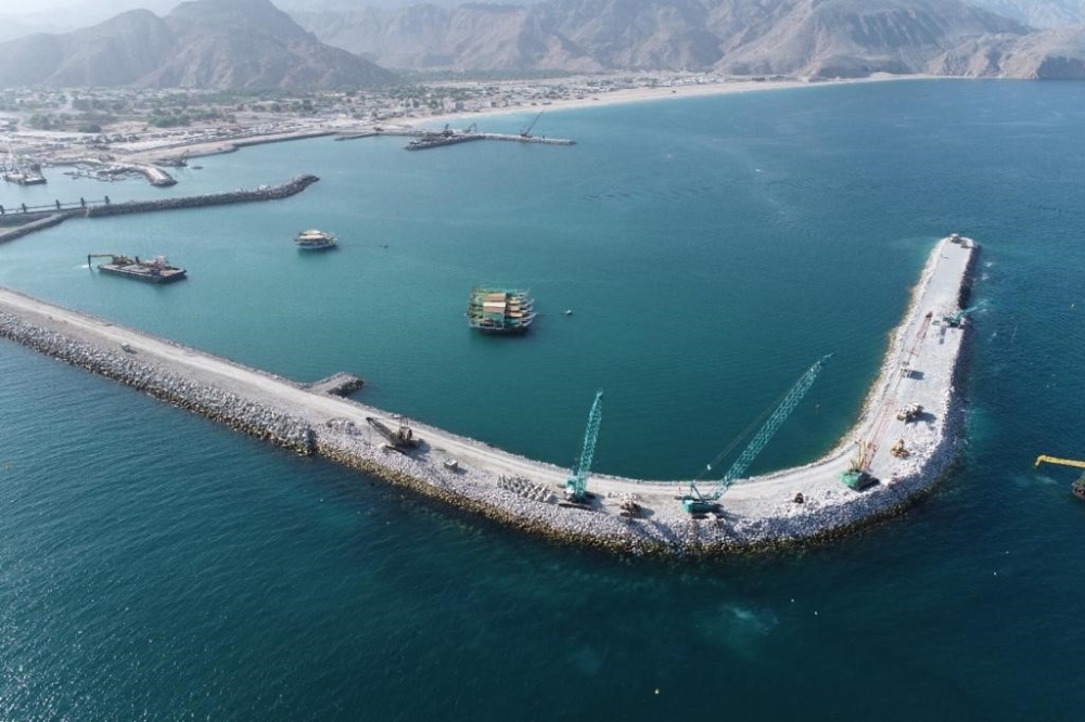 الأعمال الإنشائية بميناء دبا