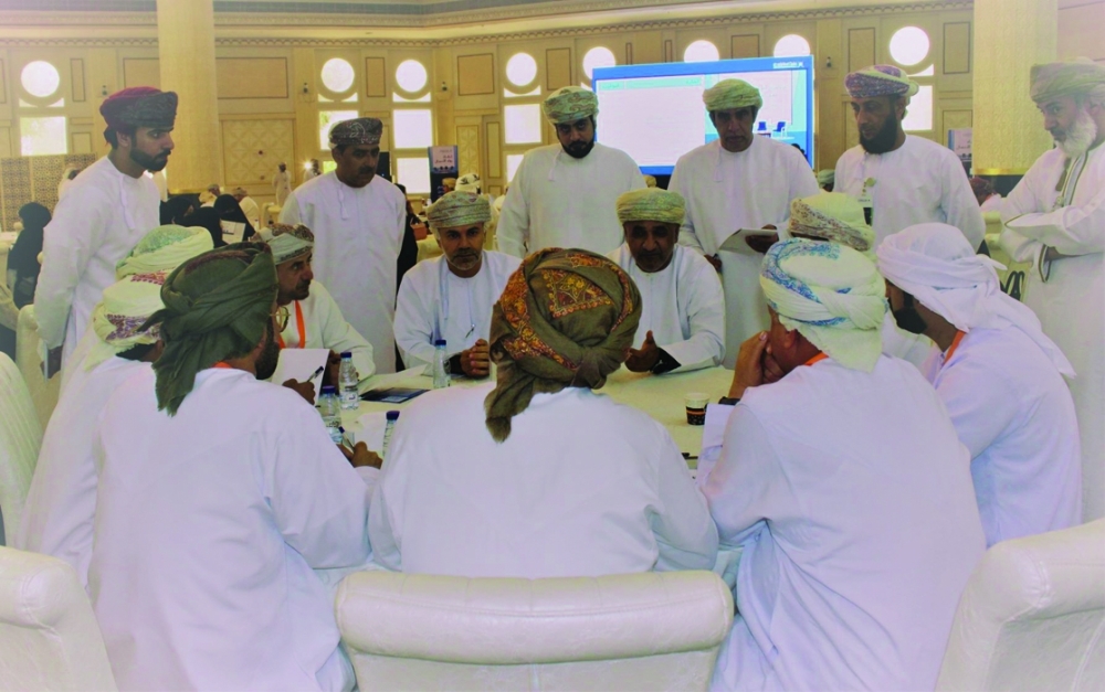 مناقشة التحديات التي تواجه أصحاب المؤسسات في البريمي