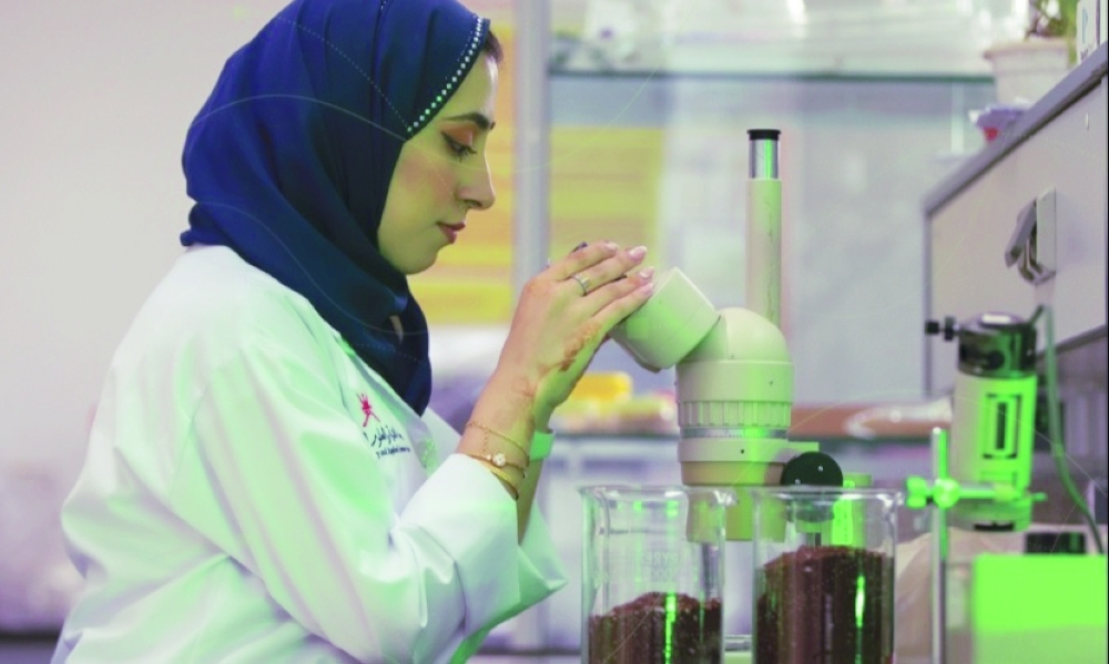 البلوشية خلال عملها في إنتاج السماد العضوي