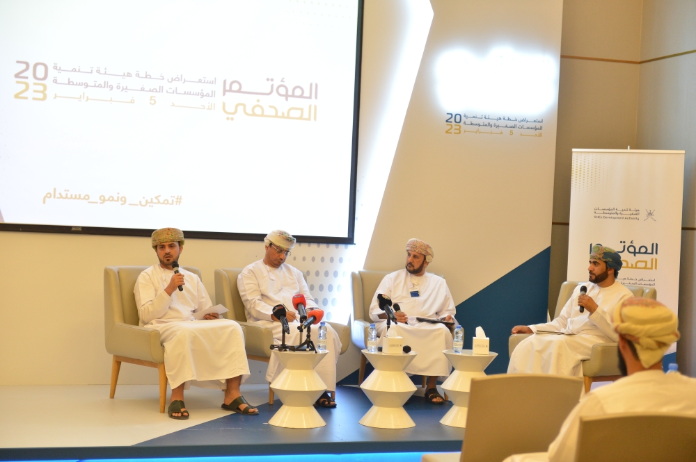 المتحدثون خلال الجلسة الحوارية المصاحبة للمؤتمر - تصوير: فيصل البلوشي