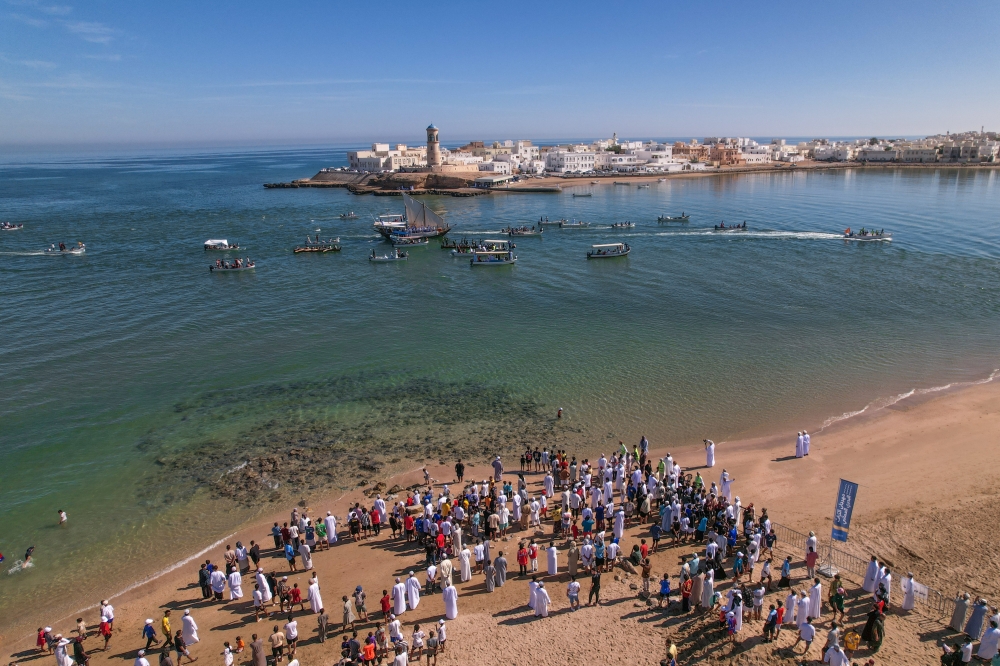 جانب من منافسات سباق القوارب التقليدية بولاية صور
