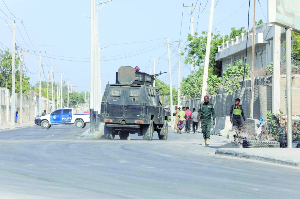 قوات الأمن خارج خارج مبنى تعرض لهجوم من قبل مسلحين مشتبه بهم من حركة الشباب في العاصمة الصومالية مقديشو 
