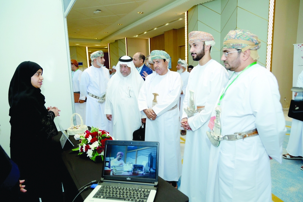 راعي المناسبة يتجول في المعرض المصاحب