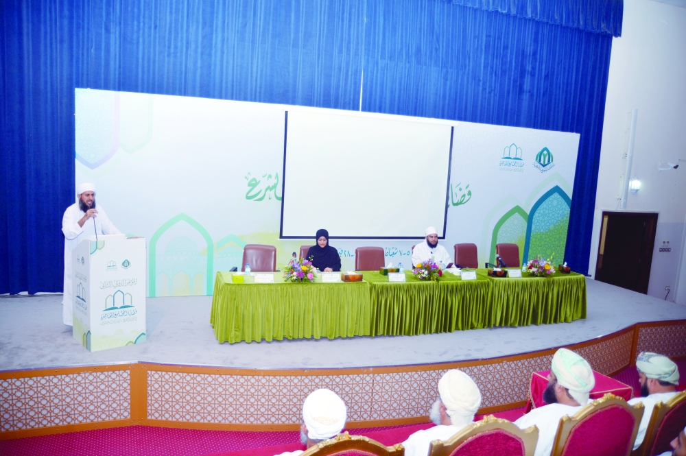 الباحثون يلقون أوراقهم     تصوير: عبدالواحد الحمداني