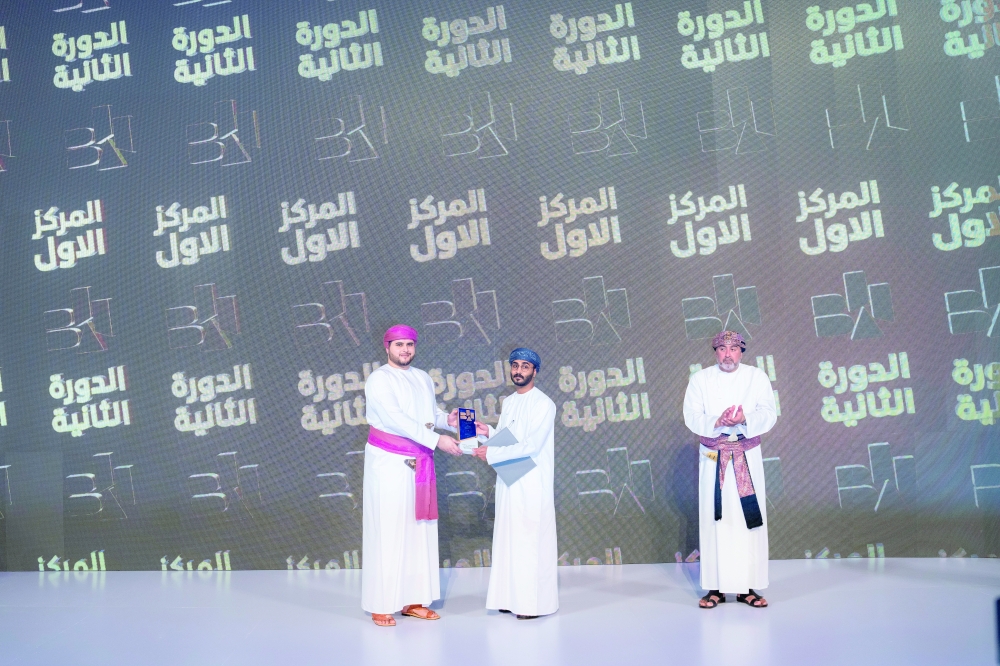 السيد بلعرب بن هيثم أثناء تتويج المشروع الفائز بالمركز الأول