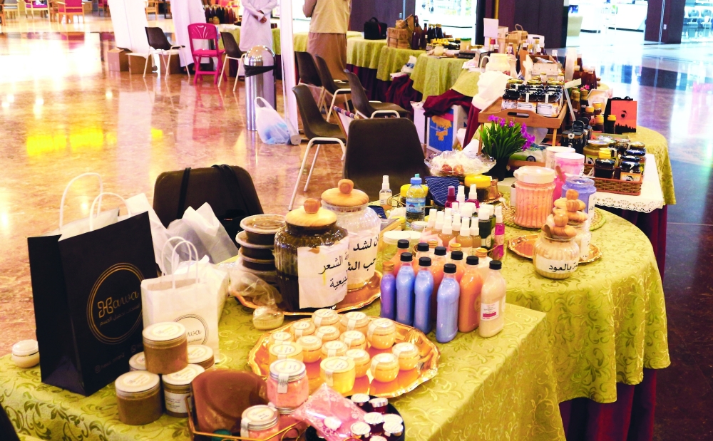 منتجات العسل والتمور المعروضة 