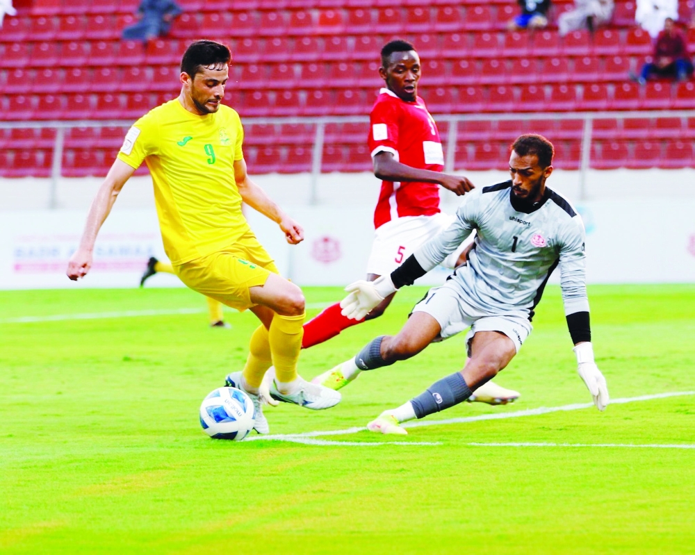 عبدالعزيز المقبالي ينفرد بحارس ظفار مازن الكاسبي