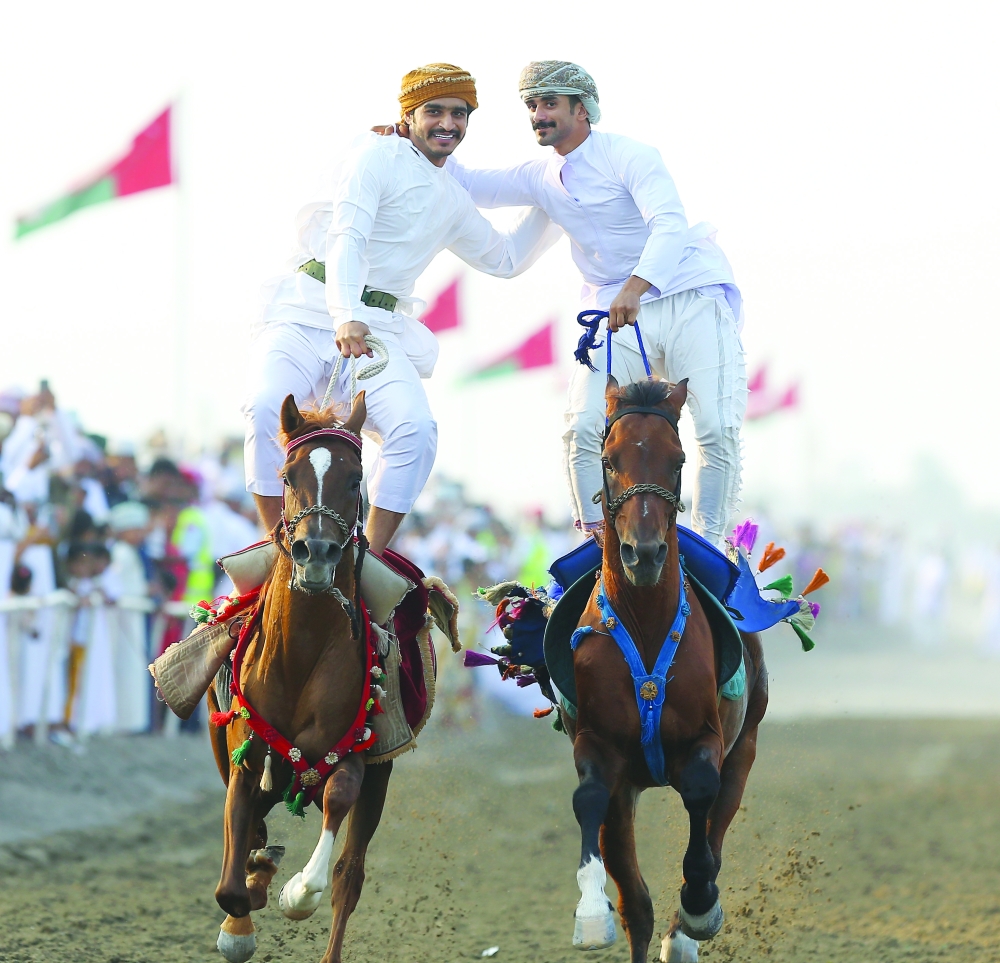 فارسان يستعرضان مهاراتهما في المهرجان 