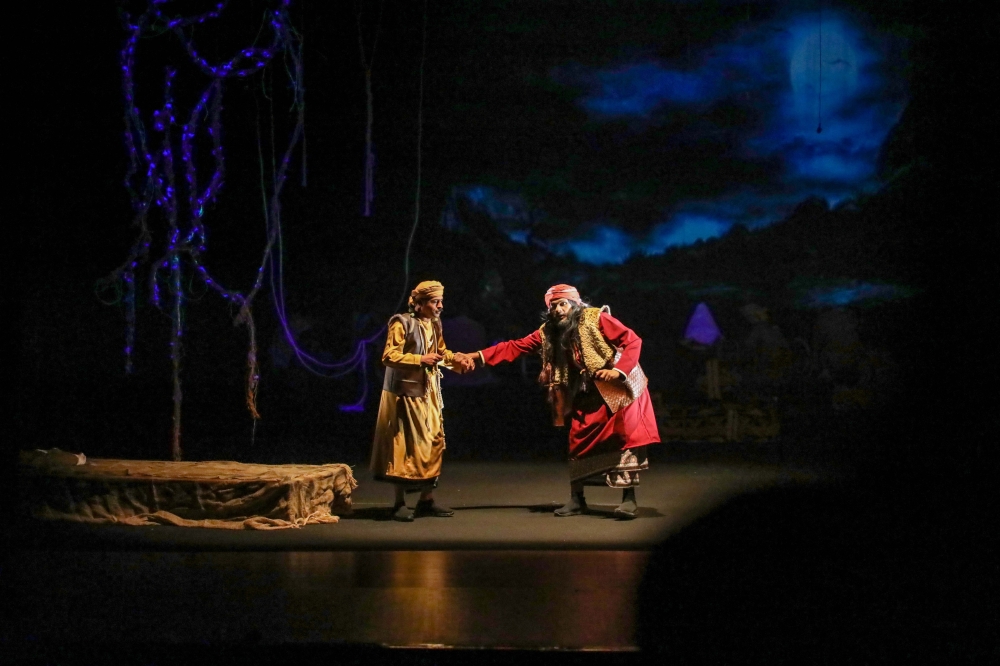 محمد العجمي "يمين" في دور سعيد الأحدب بمسرحية سدرة الشيخ