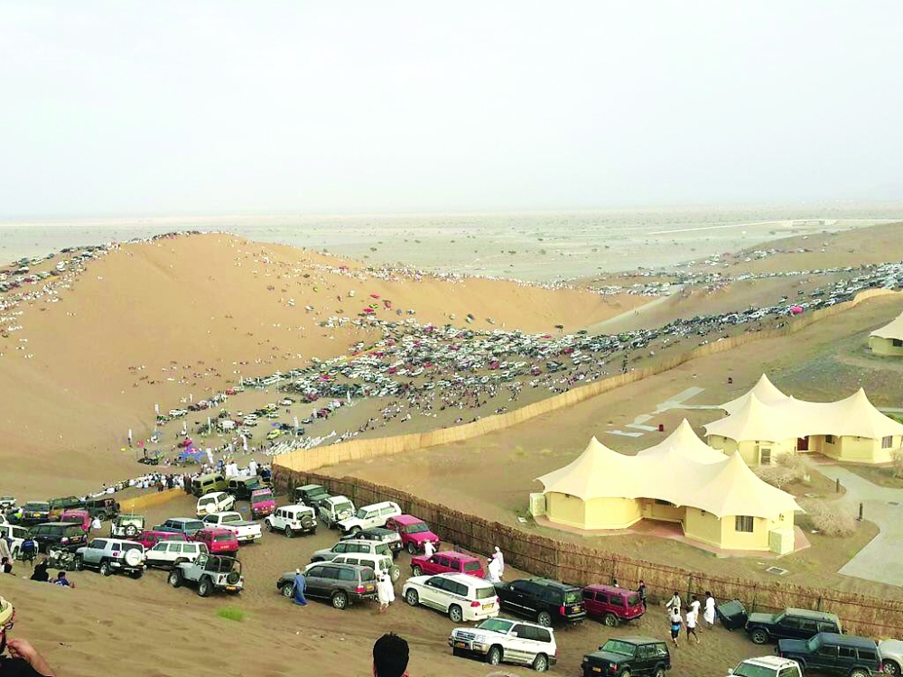 تجمع عدد كبير من الزوار في خبة القعدان بمحافظة جنوب الباطنة