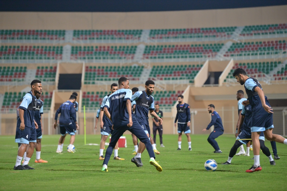 من الحصص التدريبية للفريق الكروي الأول بنادي النهضة            تصوير: عبدالواحد الحمداني