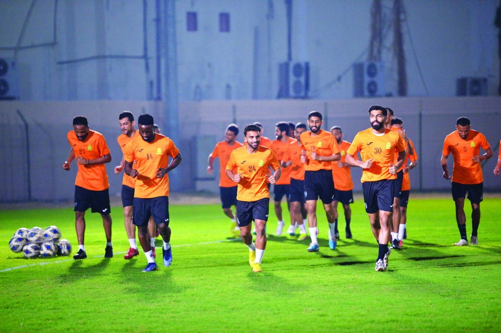 من تدريبات الفريق الكروي الأول بنادي السيب