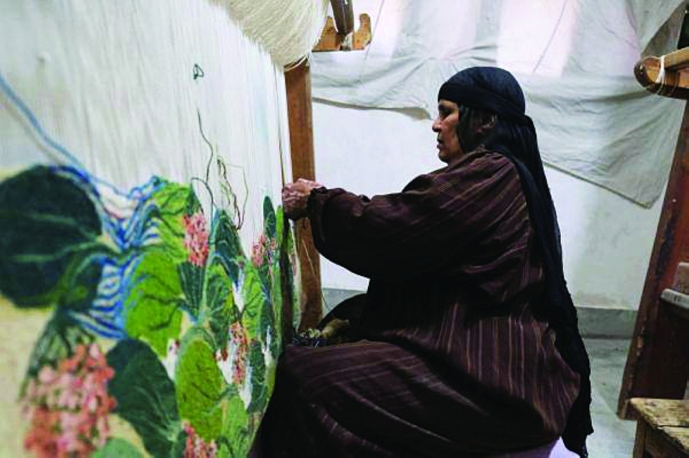 أثناء النسج السجاد