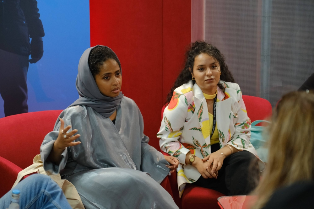 صناع الأفلام الشباب اثناء حديثهم في الجلسات