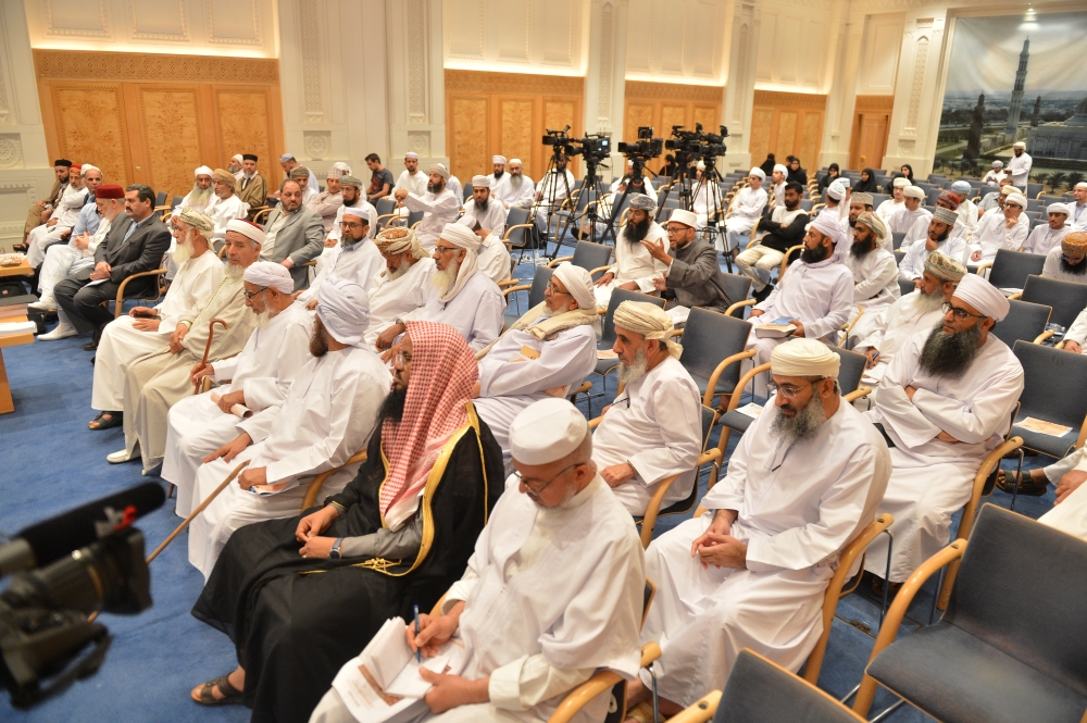 الحضور يتابعون باهتمام فعاليات الجلسة ... تصوير فيصل البلوشي