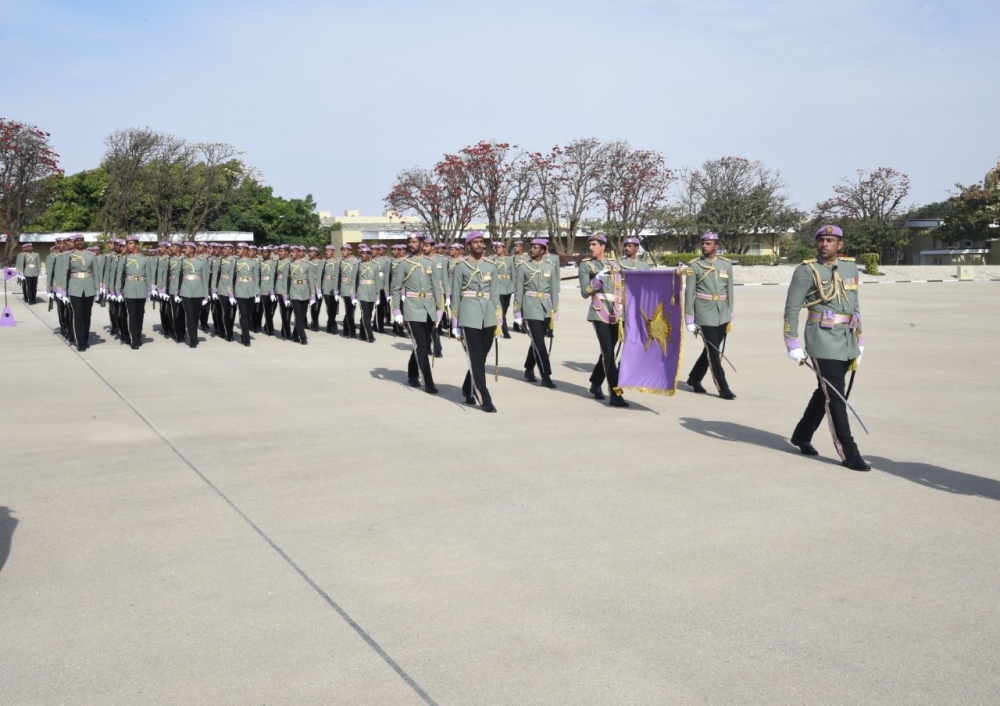 الخريجون قدموا عرضًا عسكريًّا بالمسير البطيء والعادي مرورًا أمام المنصة الرئيسية لميدان الاحتفال تتقدمهم راية قوة السُّلطان الخاصة.