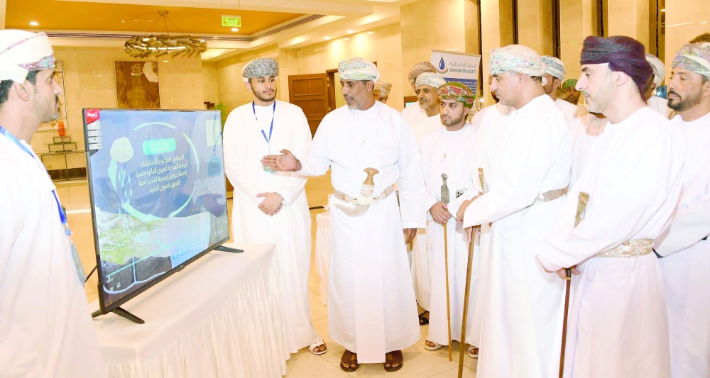 التعرف على محتويات المعرض المصاحب ...  تصوير- حامد الكثيري