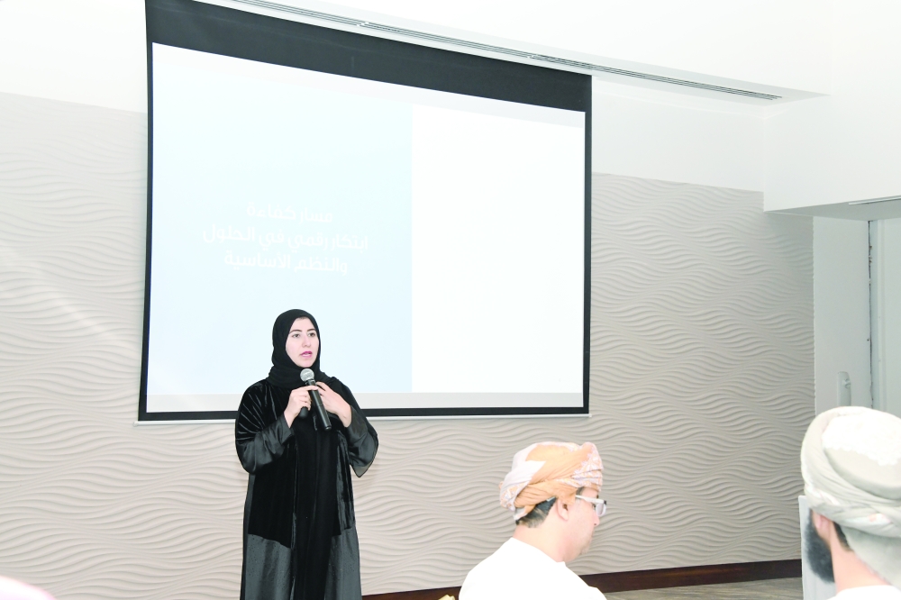رئيسة مسار كفاءة البنية الأساسية في برنامج التحول الرقمي أثناء حلقة العمل... تصوير: هدى البحرية