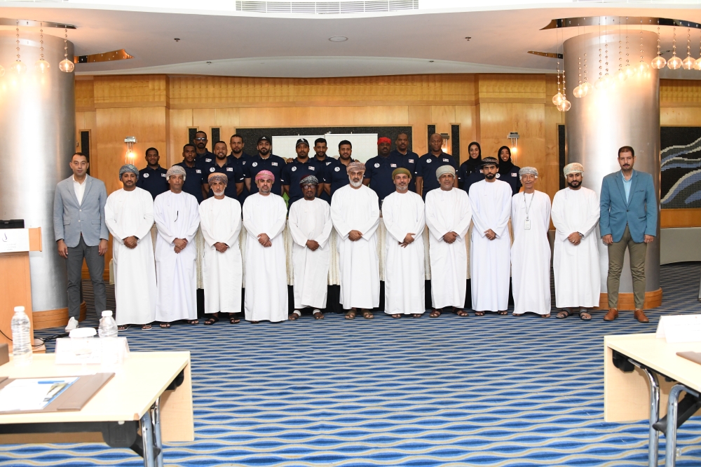 لقطة جماعية لممثلي الأندية واتحاد اللعبة بعد توقيع عقد الشراكة              ..           تصوير: هدى البحرية