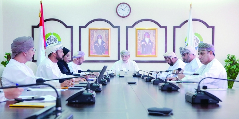 رجال الأعمال يتناقشون في الاجتماع