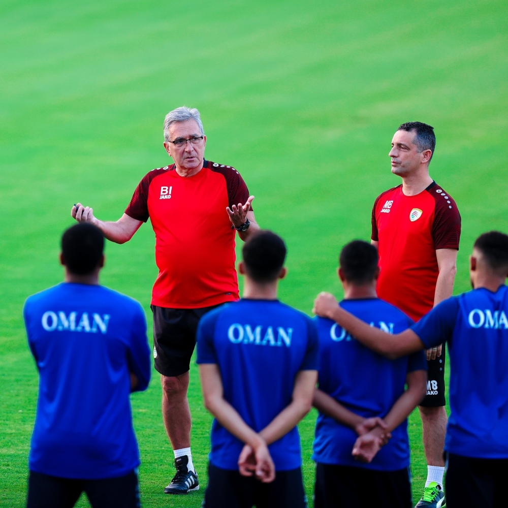 برانكو في حديثه مع لاعبي المنتخب الوطني الأول بالحصة التدريبية