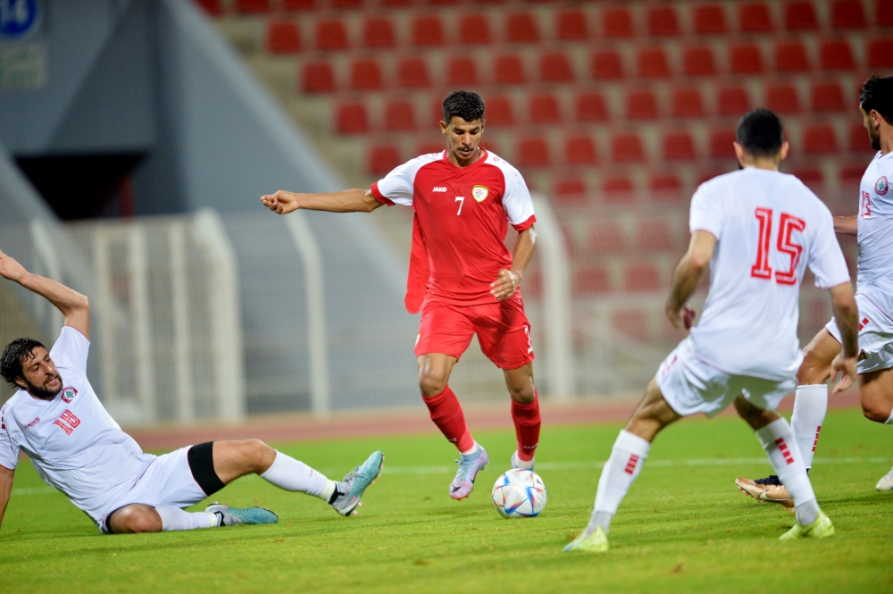 لاعب منتخبنا عصام الصبحي ينفرد بالكرة وسط محاصرة من لاعبي لبنان.. تصوير: عبدالواحد الحمداني