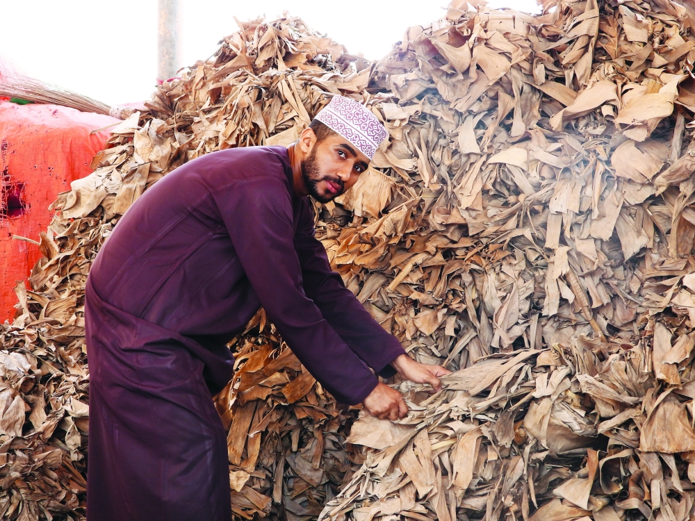 قبل أسبوع من العيد إقبال على شراء عدة الشواء في سوق السيب 