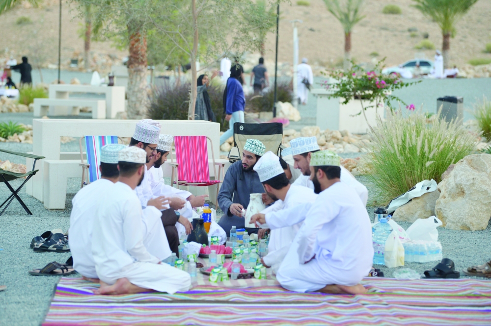 الأماكن الطبيعية تستقطب الأسر والشباب لتناول الإفطار 