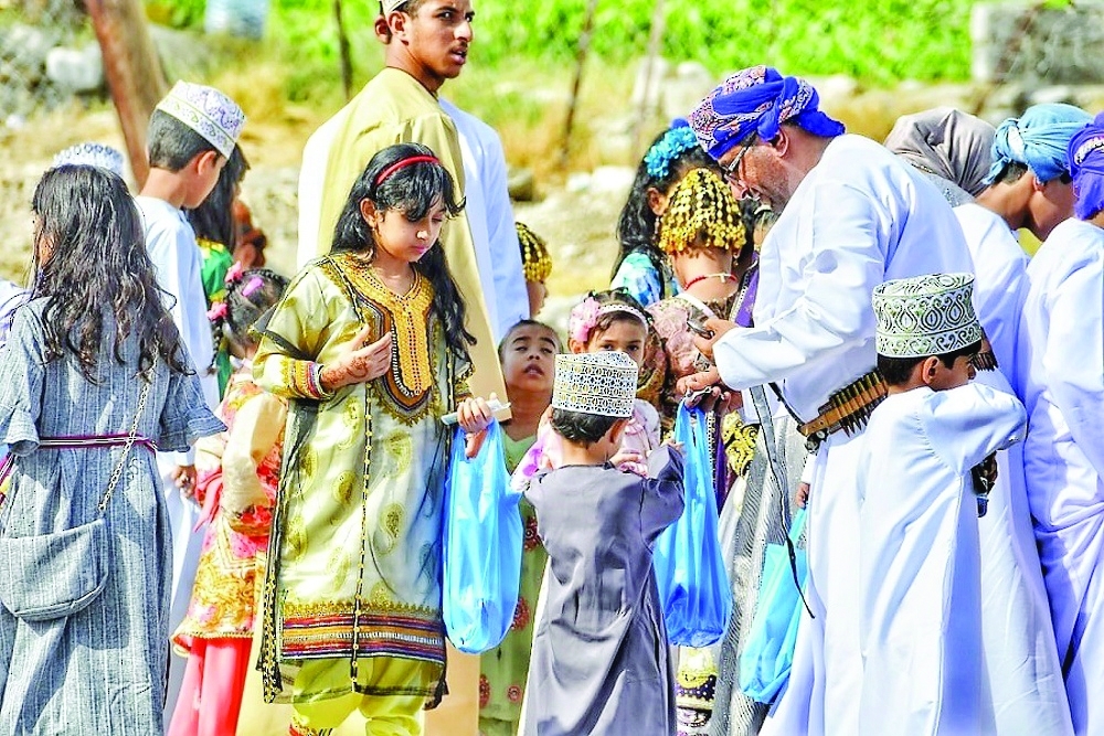 عدد من الاطفال يعيشون فرحة العيد مع أهاليهم