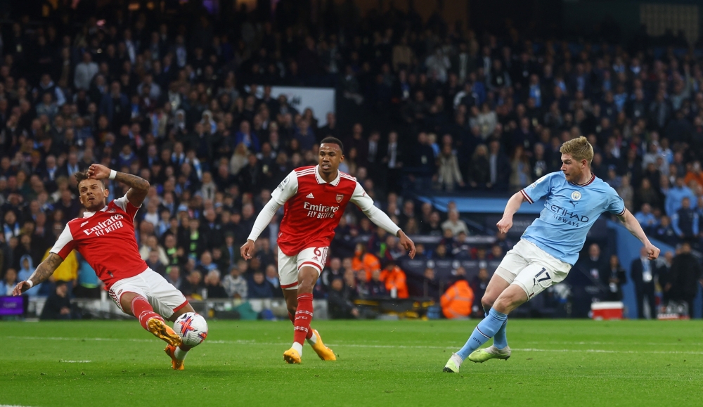 بن وايت لاعب أرسنال يتصدى لتسديدة كيفن دي بروين لاعب مانشستر سيتي