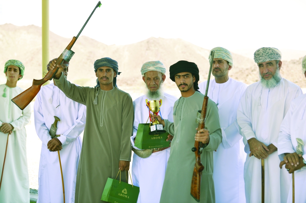 تتويج الفائزين في التقاط الأطباق