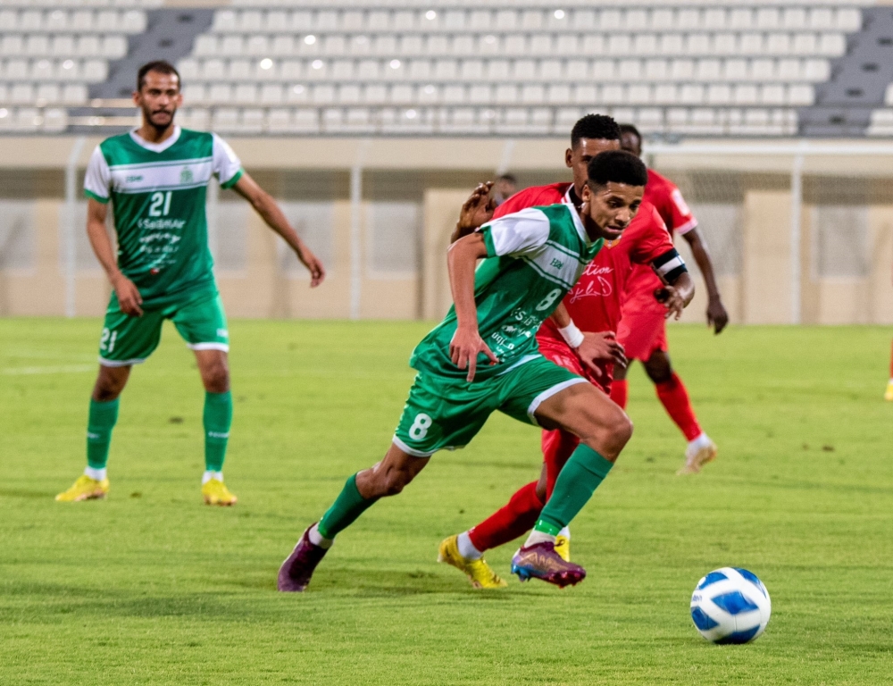 جانب من لقاء فريقي صحار والمصنعة                                         تصوير: اللجنة الإعلامية بنادي صحار
