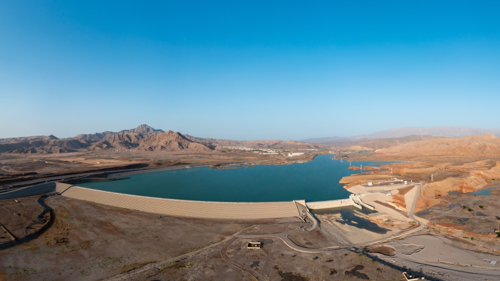 امتلاء سد وادي الفليج بولاية صور بعد الحالة الجوية الأخيرة ..تصوير-محمد الرزيقي