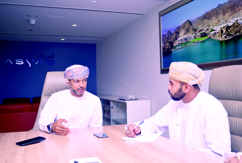الرئيس التنفيذي للنقل البحري والحوض الجاف في مجموعة أسياد أثناء حديثه مع الزميل ماجد الهطالي. تصوير ـ عبدالواحد الحمداني»  