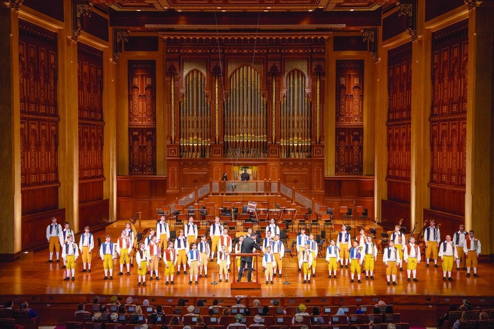 "صبيان بوني بويري" يشدون بأصواتهم العذبة              