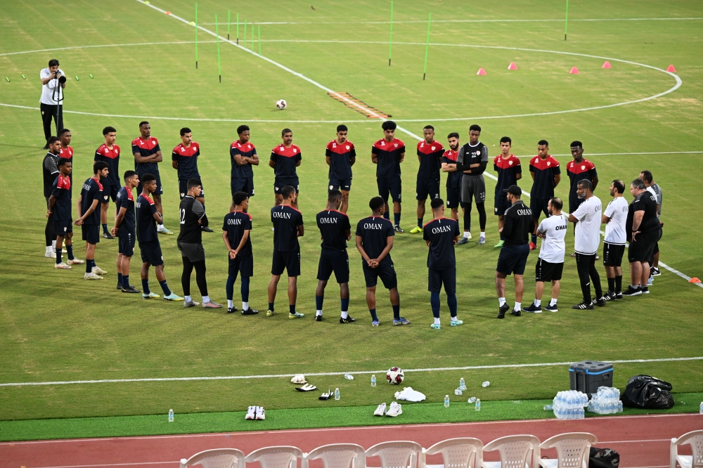 الجهاز الفني للمنتخب في حديث مع اللاعبين