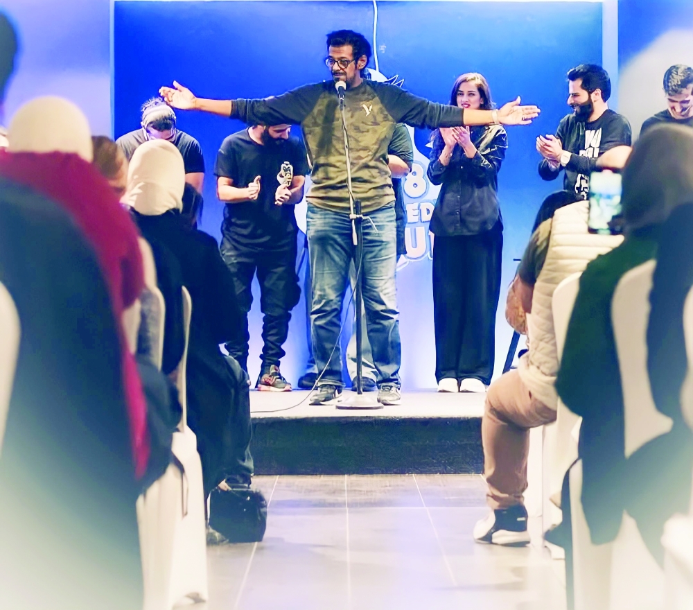 أحمد الشمري في أحد عروض "ستاند أب كوميدي"