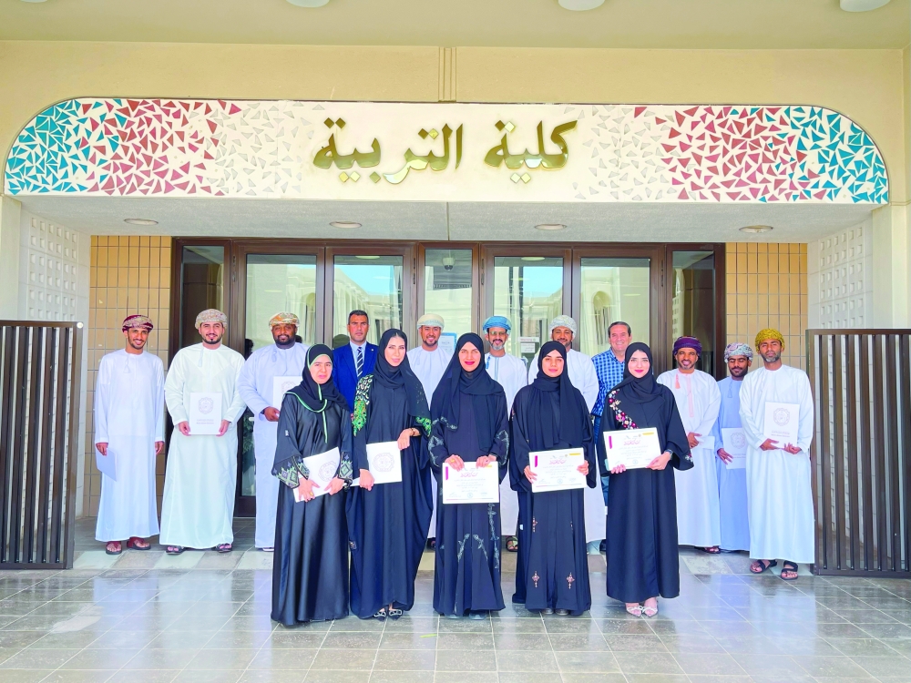 لقطة جماعية للمشاركين في الندوة
