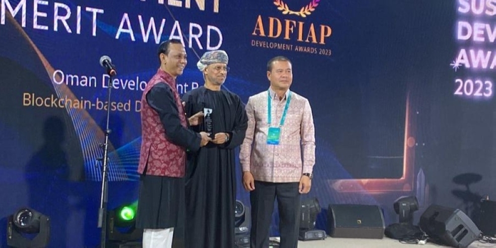 البنك يستلم الجائزة في مدينة ألماتي بكازاخستان