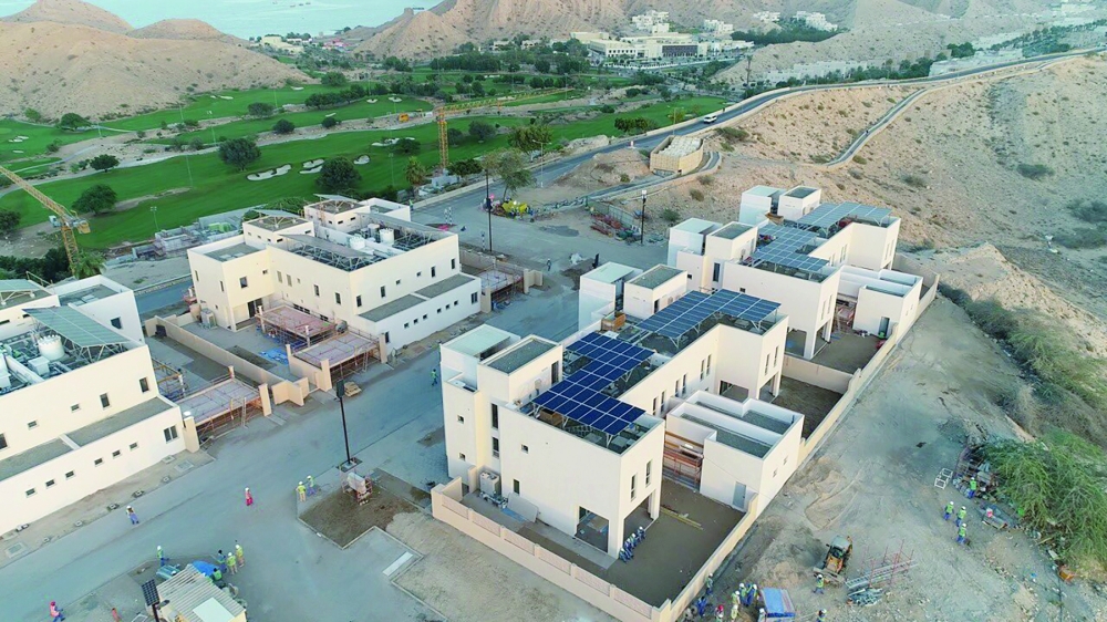 من أسطح مباني شركة تنمية نفط عمان - رأس الحمراء بالقرم 