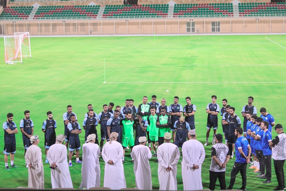 إدارة نادي النهضة في حديثها مع الفريق الكروي الأول