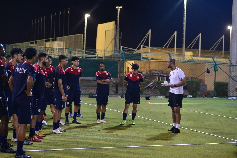 مدرب المنتخب في حديث مع اللاعبين قبل الحصة التدريبية