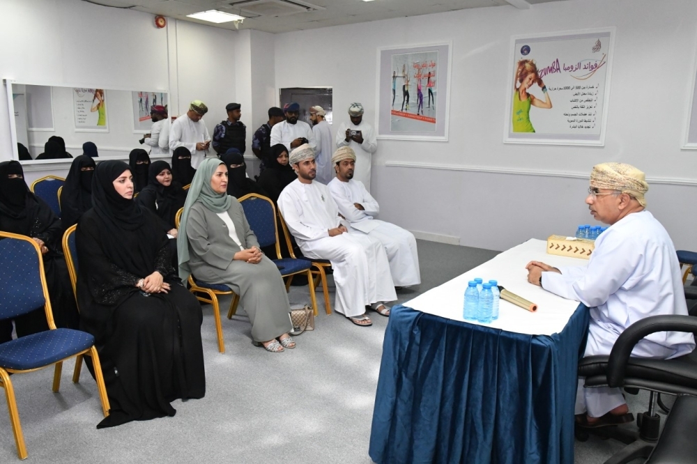 وزير الصحة خلال لقائه بجمعية المرأة العمانية بولاية مصيرة