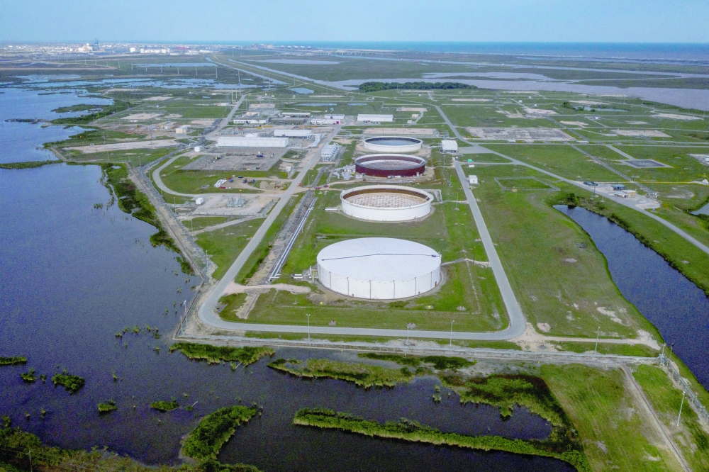 محمية بريان ماوند البترولية الاستراتيجية في فريبورت، بتكساس، حيث حد ارتفاع مخزونات الوقود الأمريكية من مكاسب النفط الأسبوع الماضي. «رويترز»