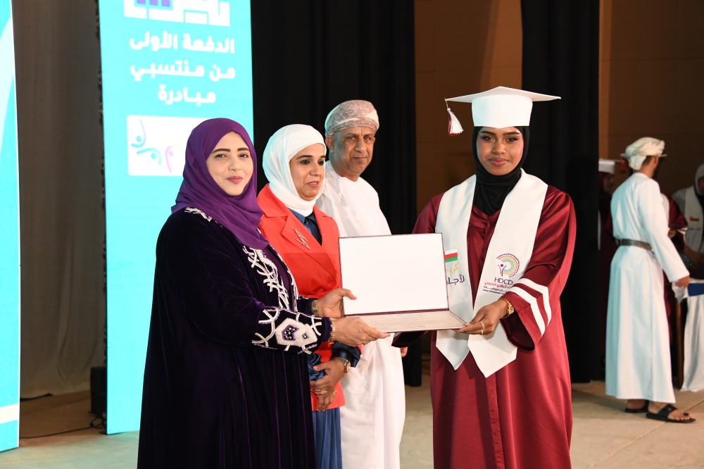 راعية الحفل تكرم الخريجين            ..           تصوير: هدى البحرية