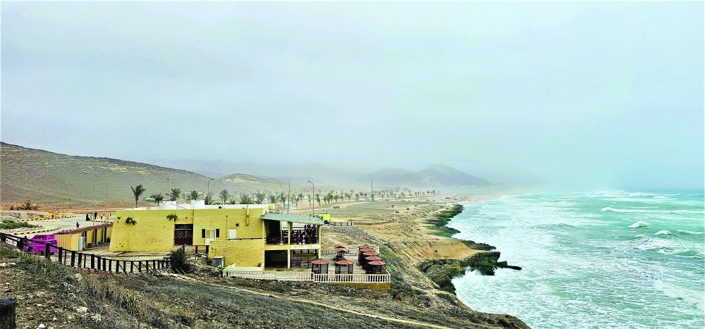 شاطئ المغسيل بعد التحسينات الجمالية التي قامت بها بلدية ظفار هذا العام